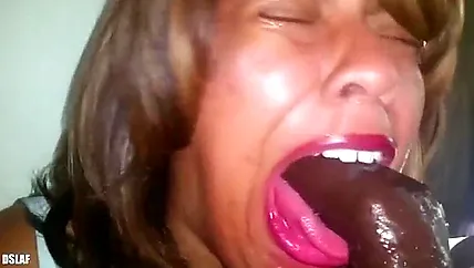 Большой рот темнокожей бляди едва вмещает огромный черный хуй