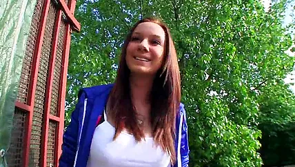 Незнакомец с камерой насаживает на член симпатичную студентку