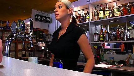 Сексуальная блондинка в баре обслужила мужика пиздой