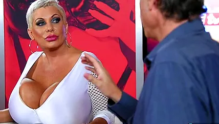 Зрелые порно актрисы проходят кинопробы в новый фильм