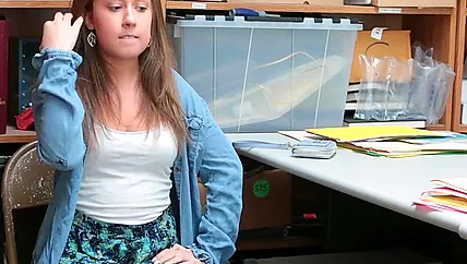 Чтобы за воровство не посадили в тюрьму девушке пришлось ублажать парня