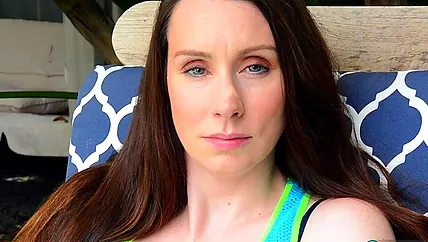 Ухоженная шатенка показала как надо дрочить манду