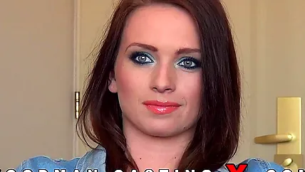 Зеленоглазая шатенка дебютирует на съемках порно фильма