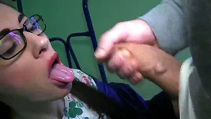 Очкастая девушка согласилась на трах с пикапером за деньги