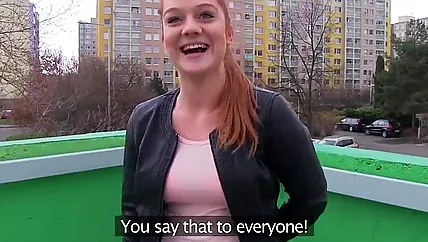 Сочная шатенка с улицы согласилась сосать член и трахаться