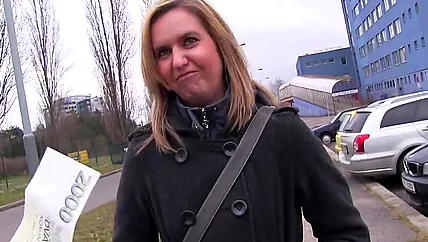 Давалке дали денег и сняли на камеру как она ебется