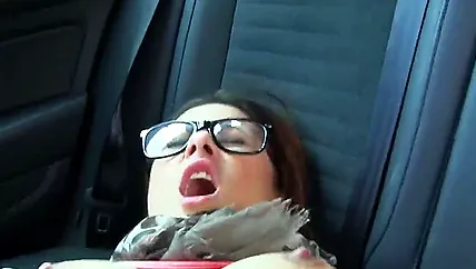 Пикап порно в машине и на природе для очкастой красотки