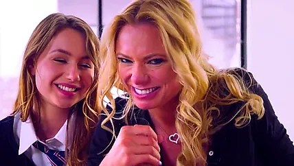 Начальнику пришлось ебать зрелую и молодую блондинку на работе