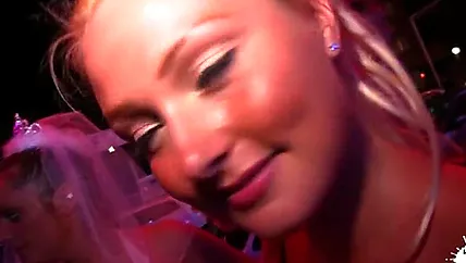 Похотливая шлюшка на стакане тусит с парнями и трахается