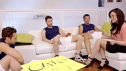 Спортивные самцы трахнули тренершу в пизду, рот и жопу