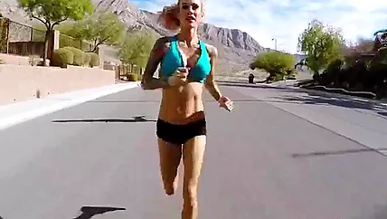 Изящная спортсменка кончает на члене любовника после разминки