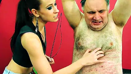 Домини завела себя зрелого раба для приватных развлечений