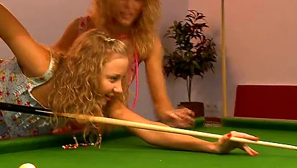 Кучерявые русские бляди получают оргазмы в бильярдной