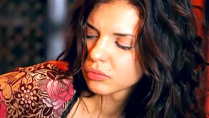 Мужик нагнул раком и трахает молодую девушку посл куни ей