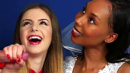 Негритянка попробовала белый член дрочить руками и тот кончил