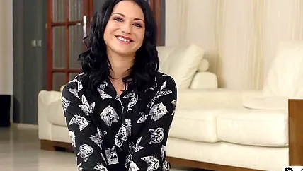 Большой черный пенис проникает в жопу красотки