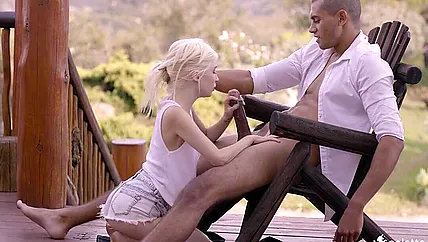 Нежная блондинка на свежем воздухе наградила любовника отсосом