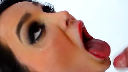 Брюнетка с бюстом неизвестного размера залита спермой