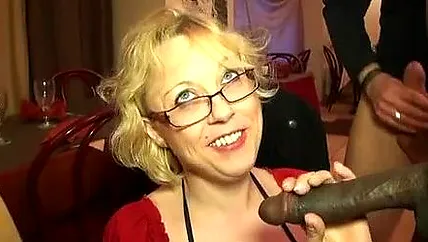 Чернокожий парень с приятелем поимели зрелую бабу в кабаке