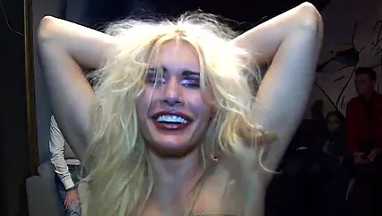 Публичное доминирование над связаной русской блондинкой