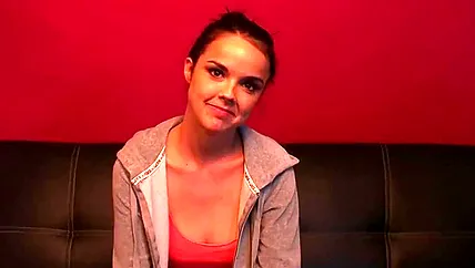 Длинный хер оператора проникает в рот красотки и девушка сосет