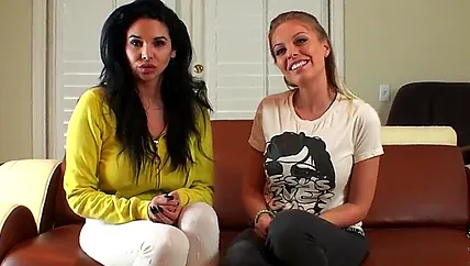 Смазливые порно звезды показали синхронный отсос члена самца