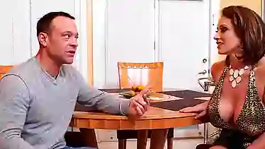 Мужик познакомился с бабой в интернете и вдул сисястой телке