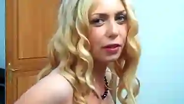 Голые девушки в общяге показывают друг другу киску и анус