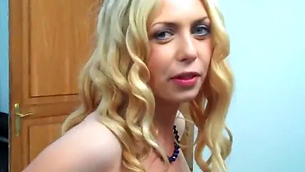 Симпатичная баба будет позировать вагиной и задницей на камеру