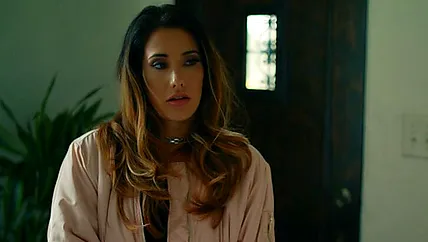 Молодая баба раздвигает ноги в постели для парня и трахается