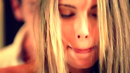 Перед тем, как засунуть член в пизду, типок лижет анус телке