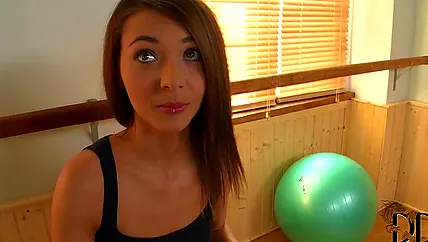 Длинный член парня проникает в рот телки спортивной и она дрочит