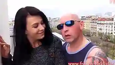 Парень развел на секс телку в чулках и позвал на помощь негра