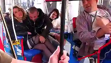 После прогулки по Парижу парень трахает двух секси красоток