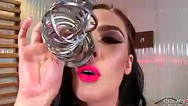 Госпожа в синем латексе Marley Brinx показывает как дрочит хуй