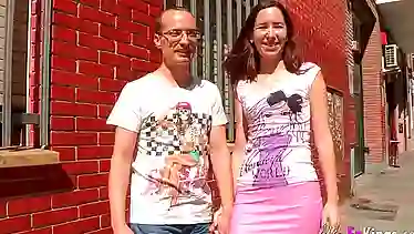 Женщина куколд наблюдает как мужик трахает сексуальную блондинку