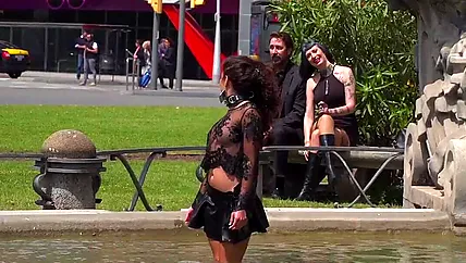 Госпожа на улице поставила рабыню раком чтобы наказать сучку