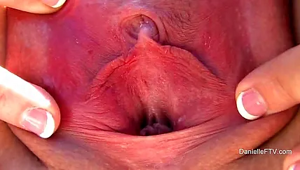 Молодая толстушка с большими батонами кончает под лучами солнца