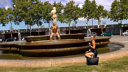 Голая красотка бегает по городу и сосет члены у всех желающих