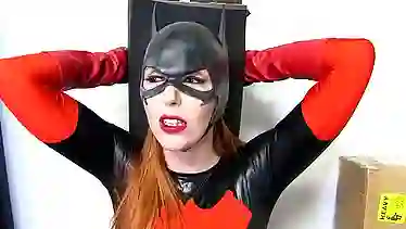 Порно бетмен ебет подругу Lauren Phillips и кончает на лицо