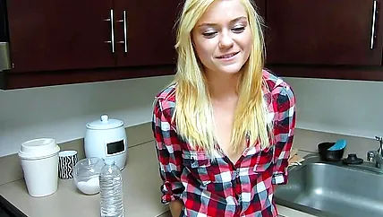 Парень трахает худую бабу большим членом и кончает от ебли