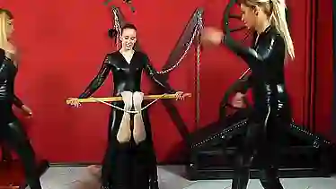 Бдсм шоу с рабом и госпожами Lady Anette, Mistress Eve, Mistress Ninette