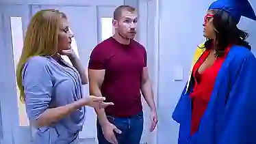 Секс в розовых очках и оргазм латинки Mia Martinez