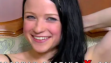 Студентка Mounia обнажает прелести на секс кинопробах