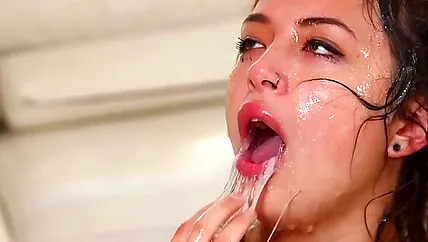 Парень кормит спермой симпатичную сучку во время отсоса