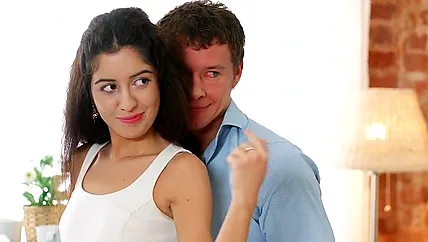 Красивый групповой трах с молодой брюнеткой нимфоманкой