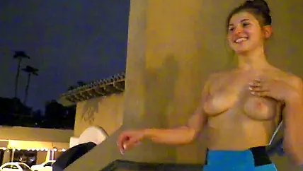 Сексуальная красотка Leah Gotti не любит гулять в одежде