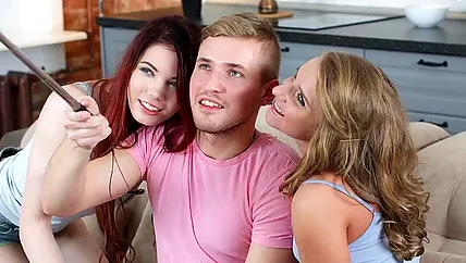 Порно селфи оргия с двумя русскими блядями и чуваком