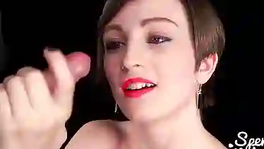 Красотка Marie чувственно ласкает члены и принимает сперму ртом