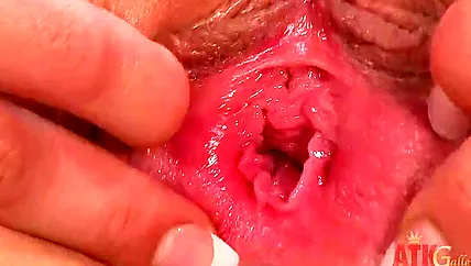 Загорелая девушка с бритой пиздой Evelin Stone кончает с секс игрушкой